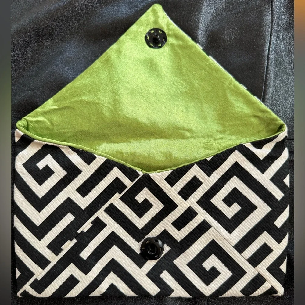 Black /White Geometric Print‎ Clutch